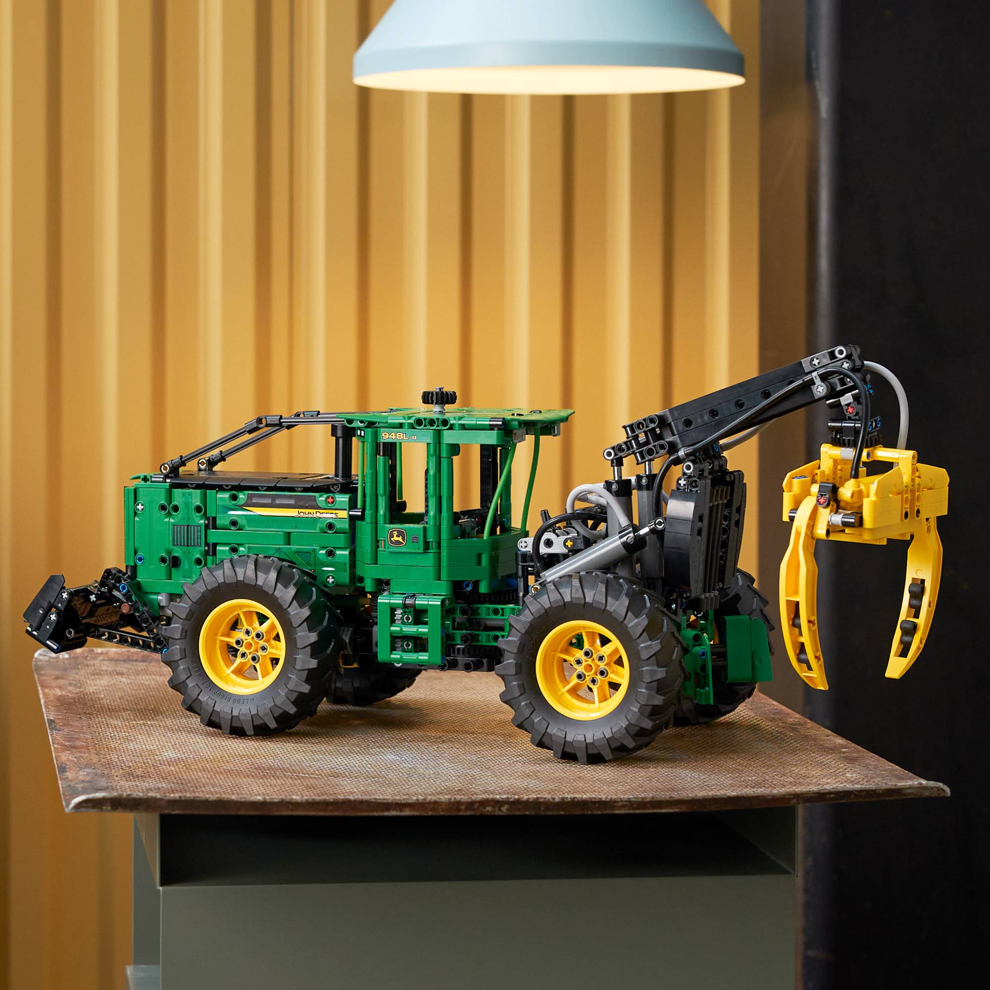 Miniatura LEGO Technic - Trator Florestal John Deere 948L-II