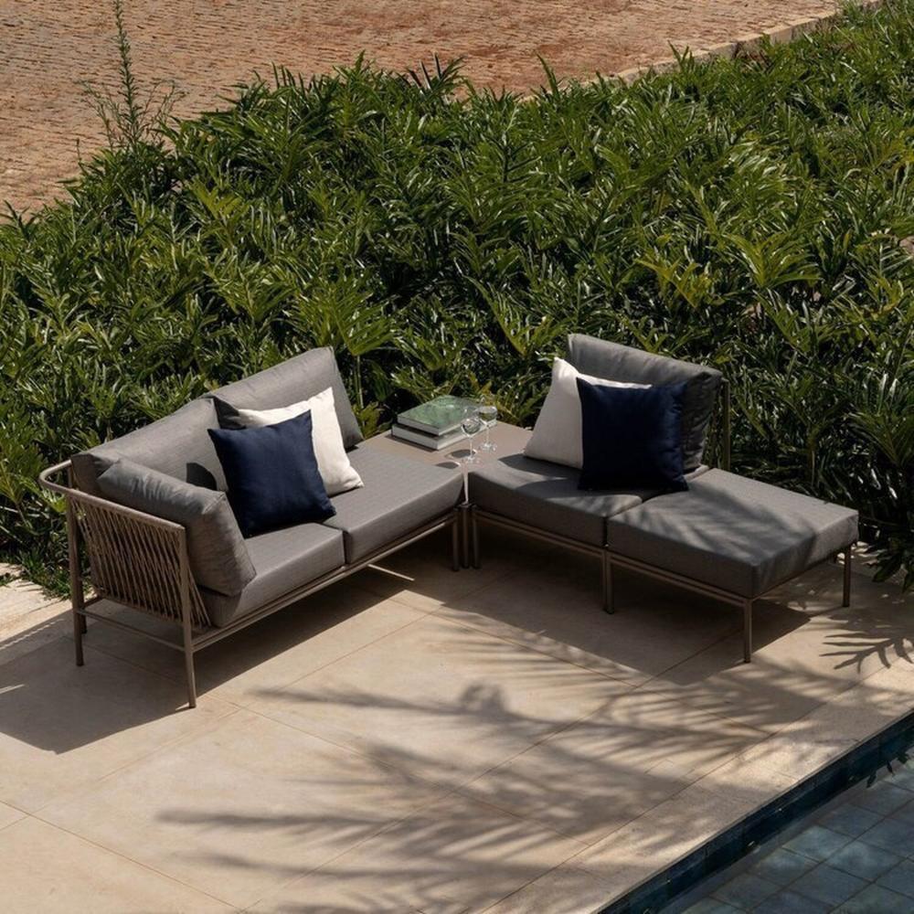 Miniatura Conjunto Jardim e Varanda 1 Chaise 1 Sofá 1 Puff 1 Mesa Lateral 70cm Refúgio Cabecasa Madeiramadeira Champanhe/Cinza Mesclado