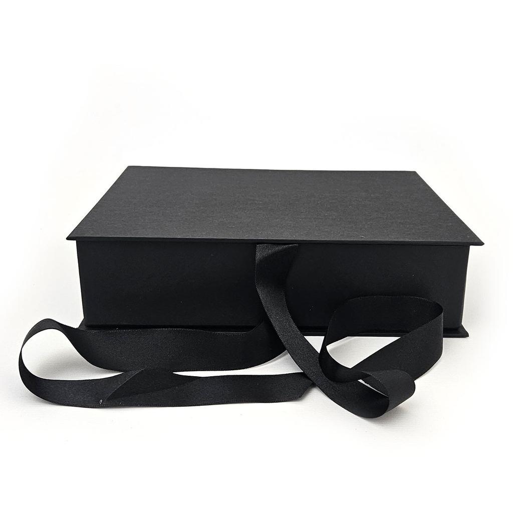Miniatura Caixa modelo livro 21x16x5 com fita de cetim - Preta
