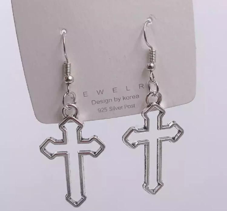 Miniatura Brinco Prateado Pingente Crucifixo Cruz