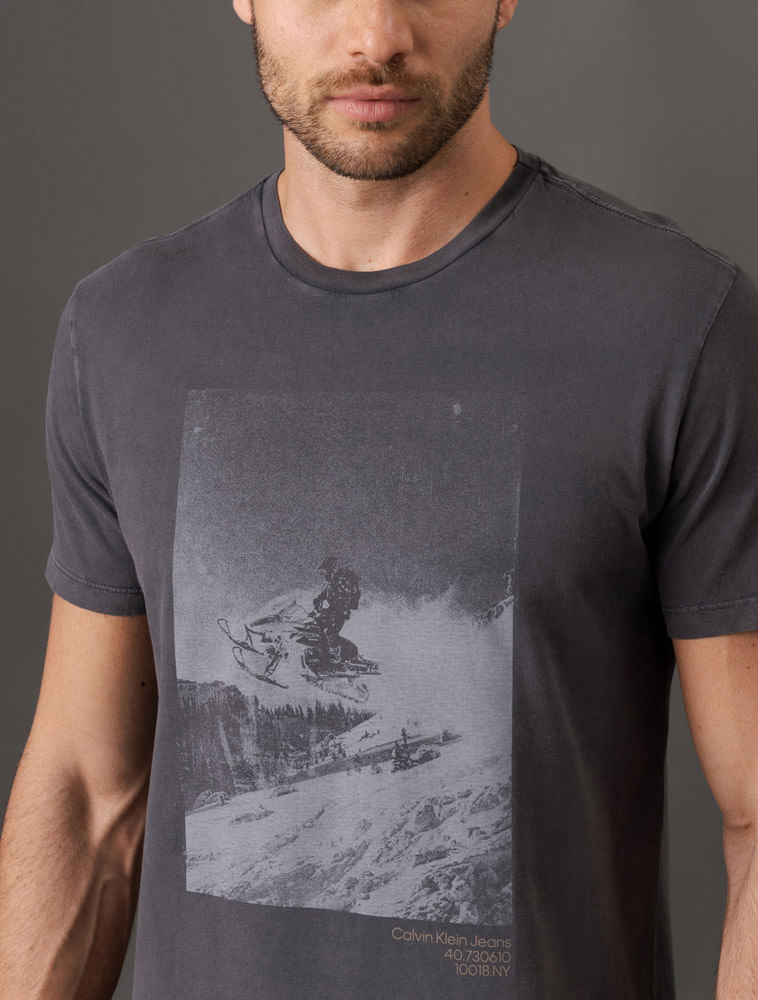 Miniatura Camiseta Masculina Snow Mobile Calvin Klein Jeans - Chumbo Camiseta Masculina Snow Mobile Calvin Klein Jeans Chumbo g