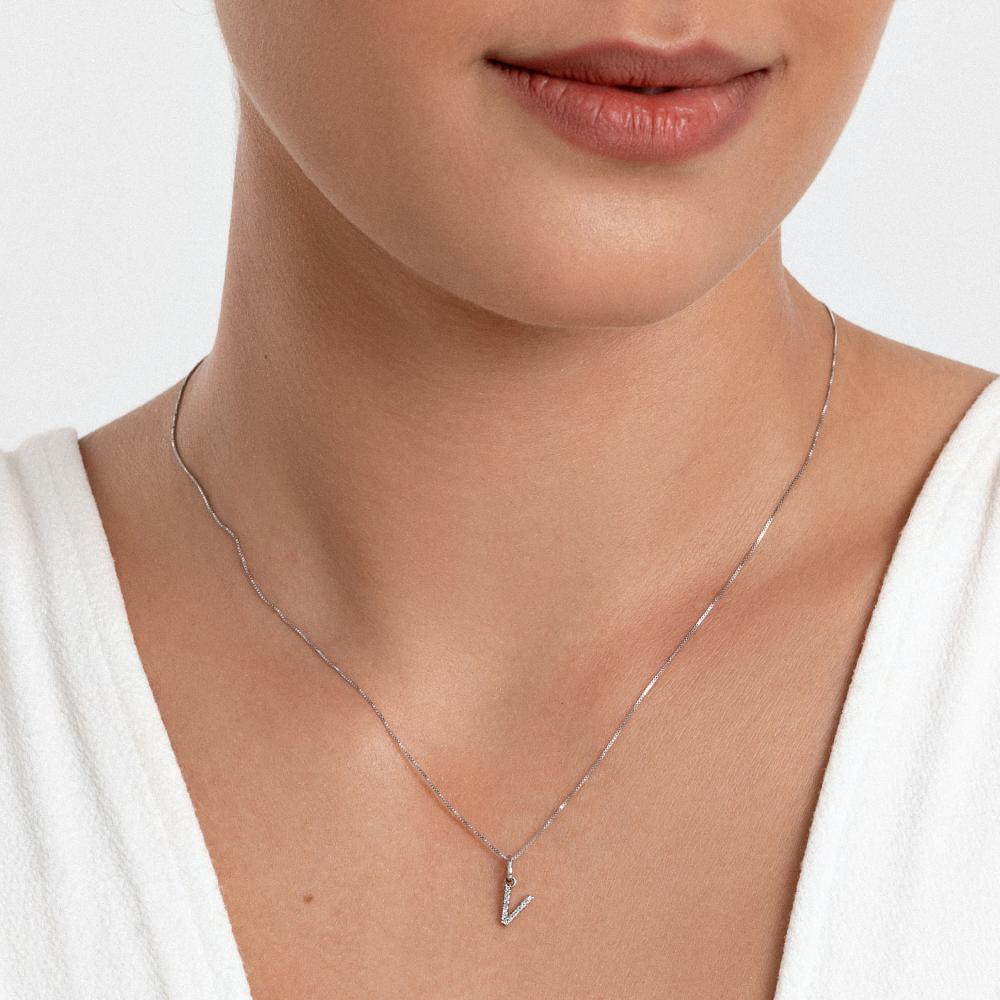 Miniatura Pingente Letra V com Diamante em Ouro Branco 18k