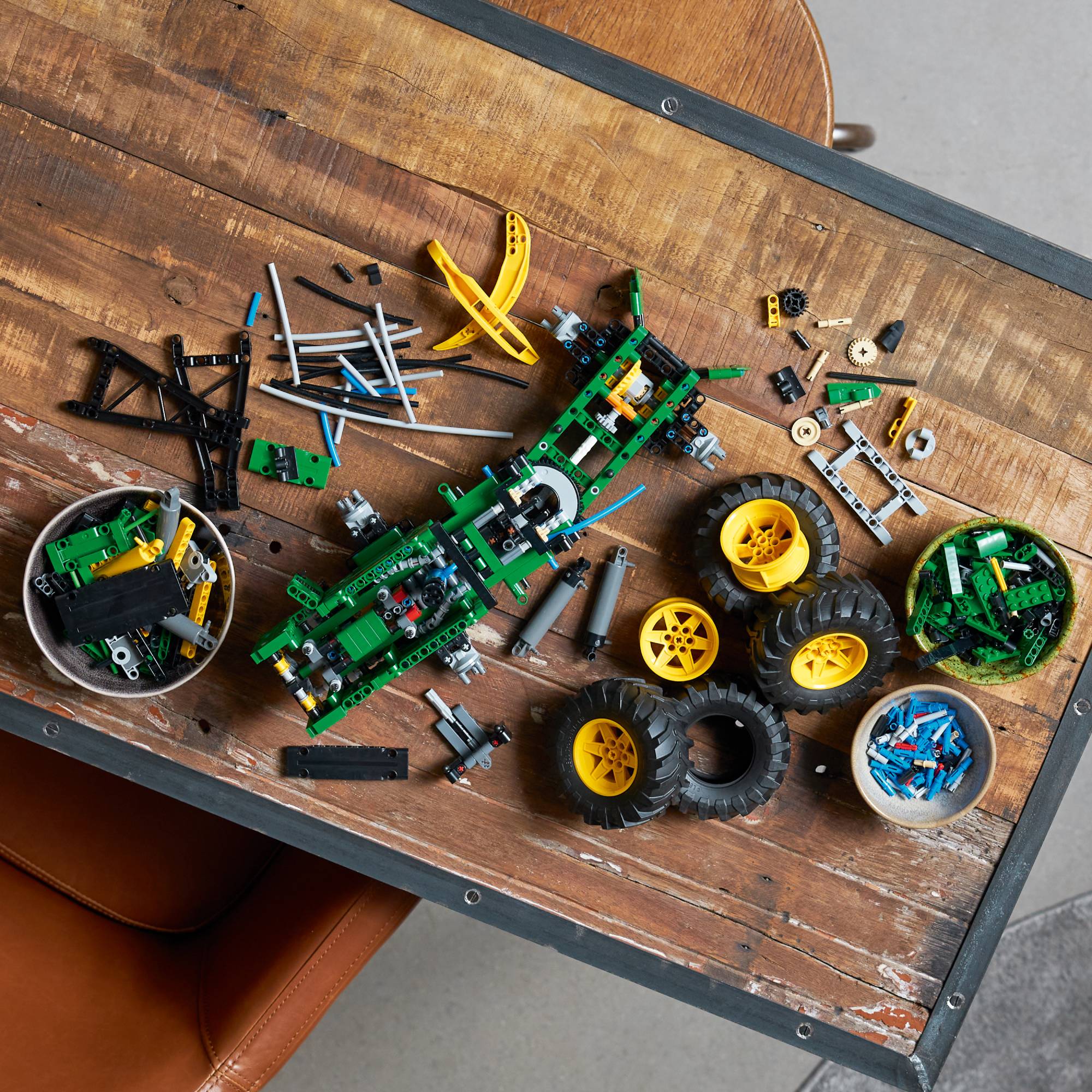 Miniatura LEGO Technic - Trator Florestal John Deere 948L-II