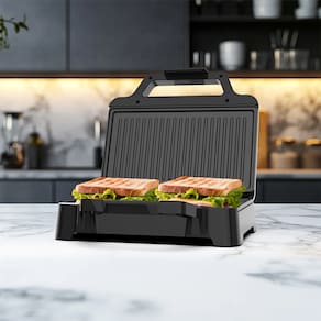 Sanduicheira Oster OSAN500 1000W Chapas Antiaderentes Alça Isotérmica Porta-fio Inox 220V