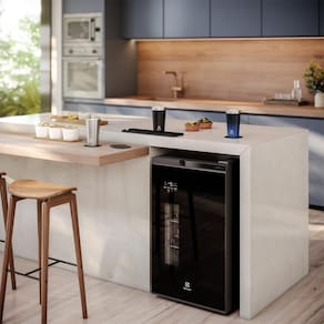 Cervejeira Home Bar Electrolux EB100 Frost Free 100L Porta de Vidro Preta 110V