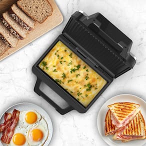 Sanduicheira Oster OSAN500 1000W Chapas Antiaderentes Alça Isotérmica Porta-fio Inox 220V