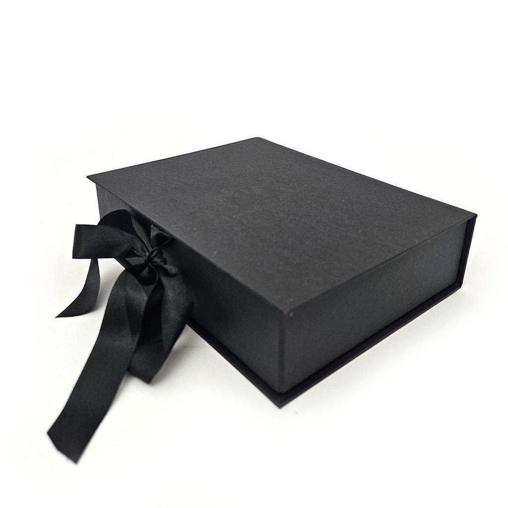 Miniatura Caixa modelo livro 21x16x5 com fita de cetim - Preta