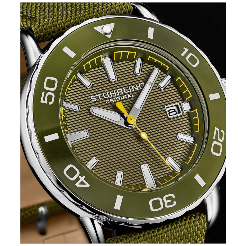 Miniatura Relgio Voyager 4049 com mostrador e pulseira verde de 44mm e moldura combinando, da marca Stuhrling.