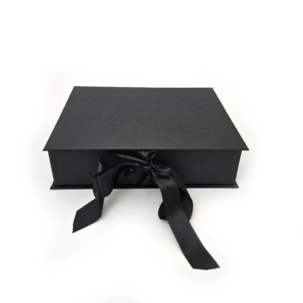 Caixa modelo livro 21x16x5 com fita de cetim - Preta
