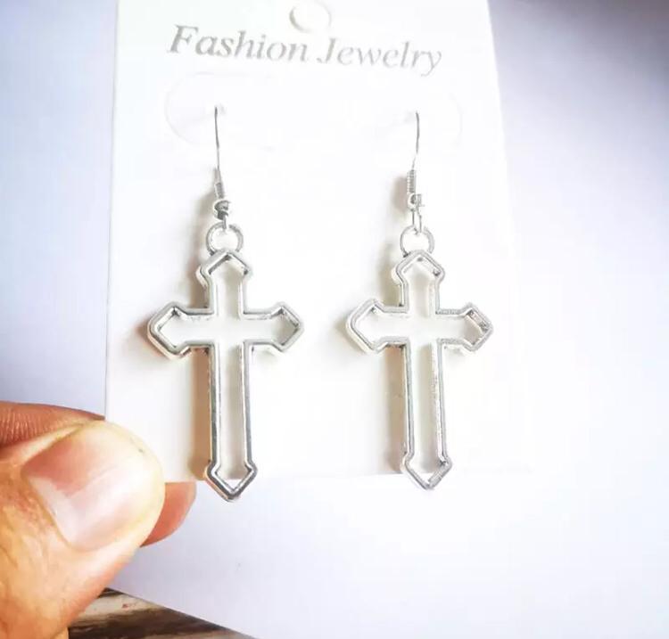 Brinco Prateado Pingente Crucifixo Cruz