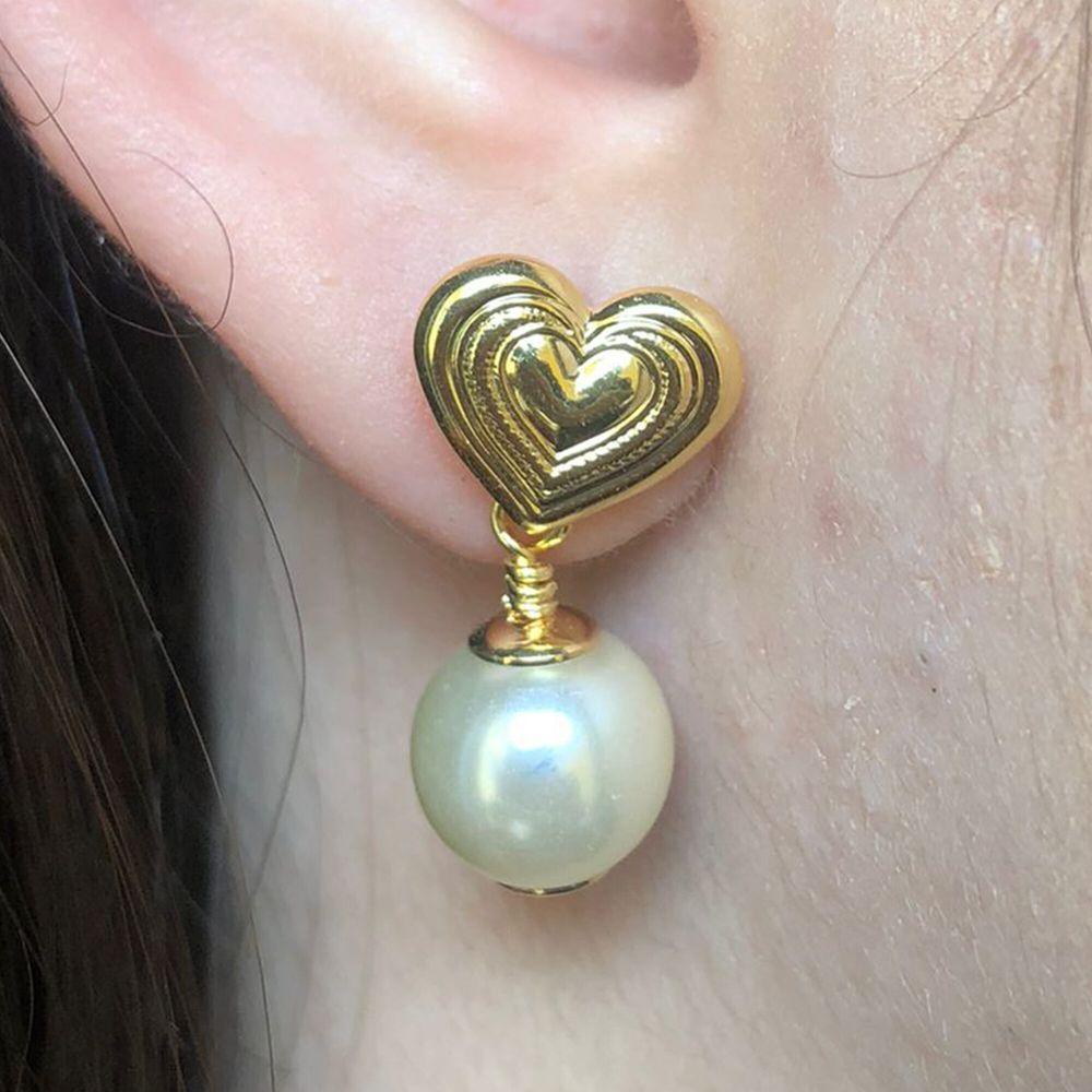 Miniatura Brinco Médio Com Coração Trabalhado E Pérola Folheado