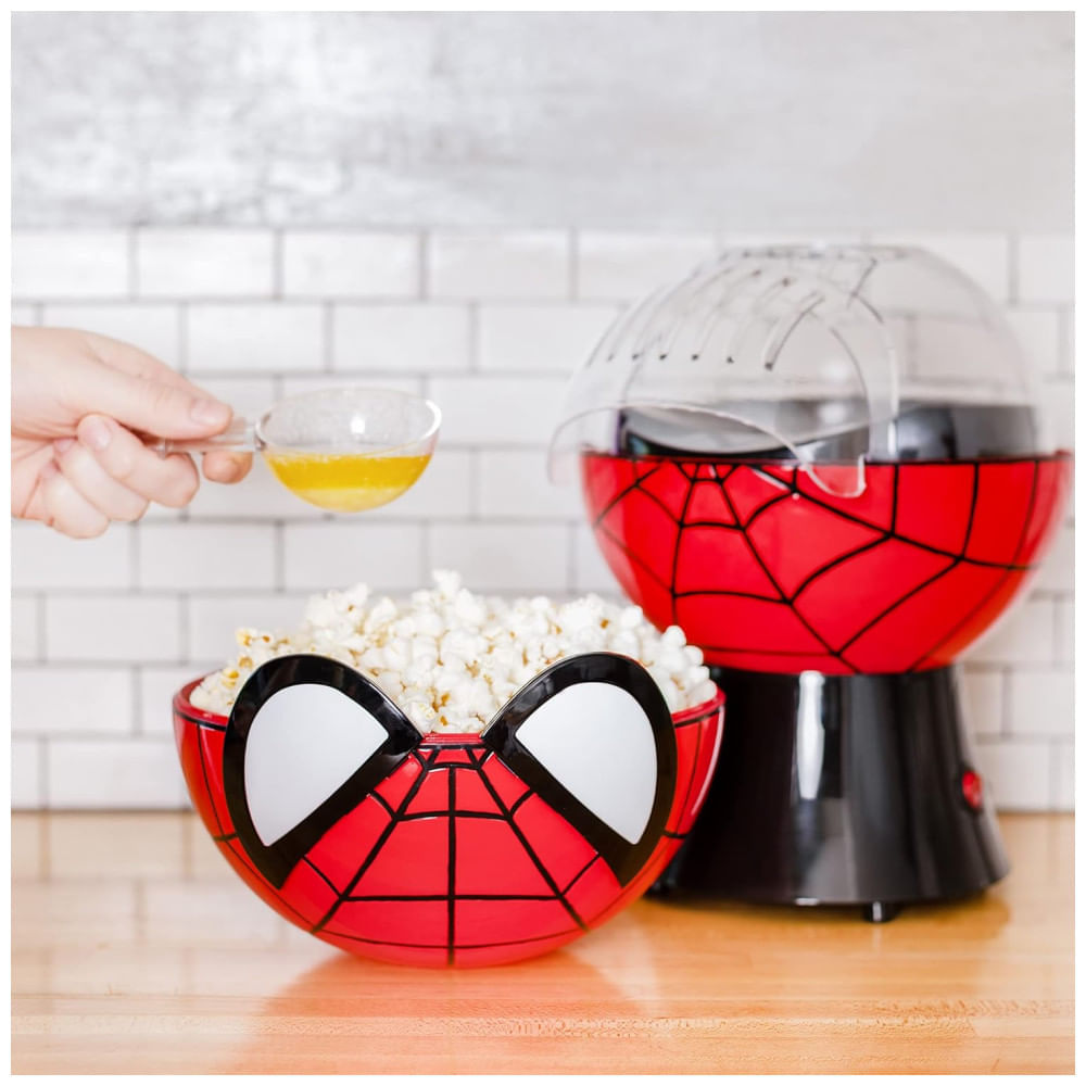 Miniatura Pipoqueira Elétrica com Tema Marvel Homem Aranha, Copo Medidor e Tampa que Vira Tigela de Servir, 110V, Uncanny Brands, Vermelha e Preta 110v