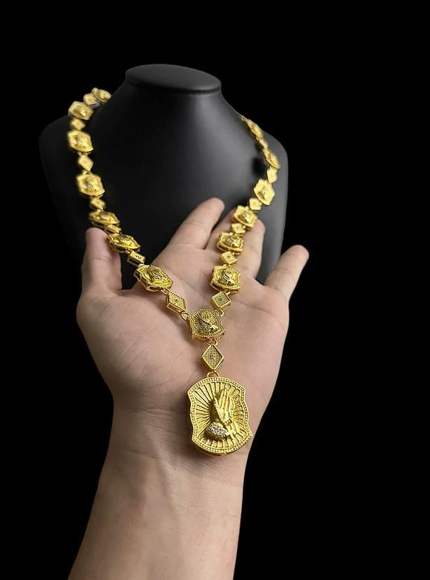 Miniatura Cordão Poze Mão Orando + Pingente Cravejado Banhado A Ouro