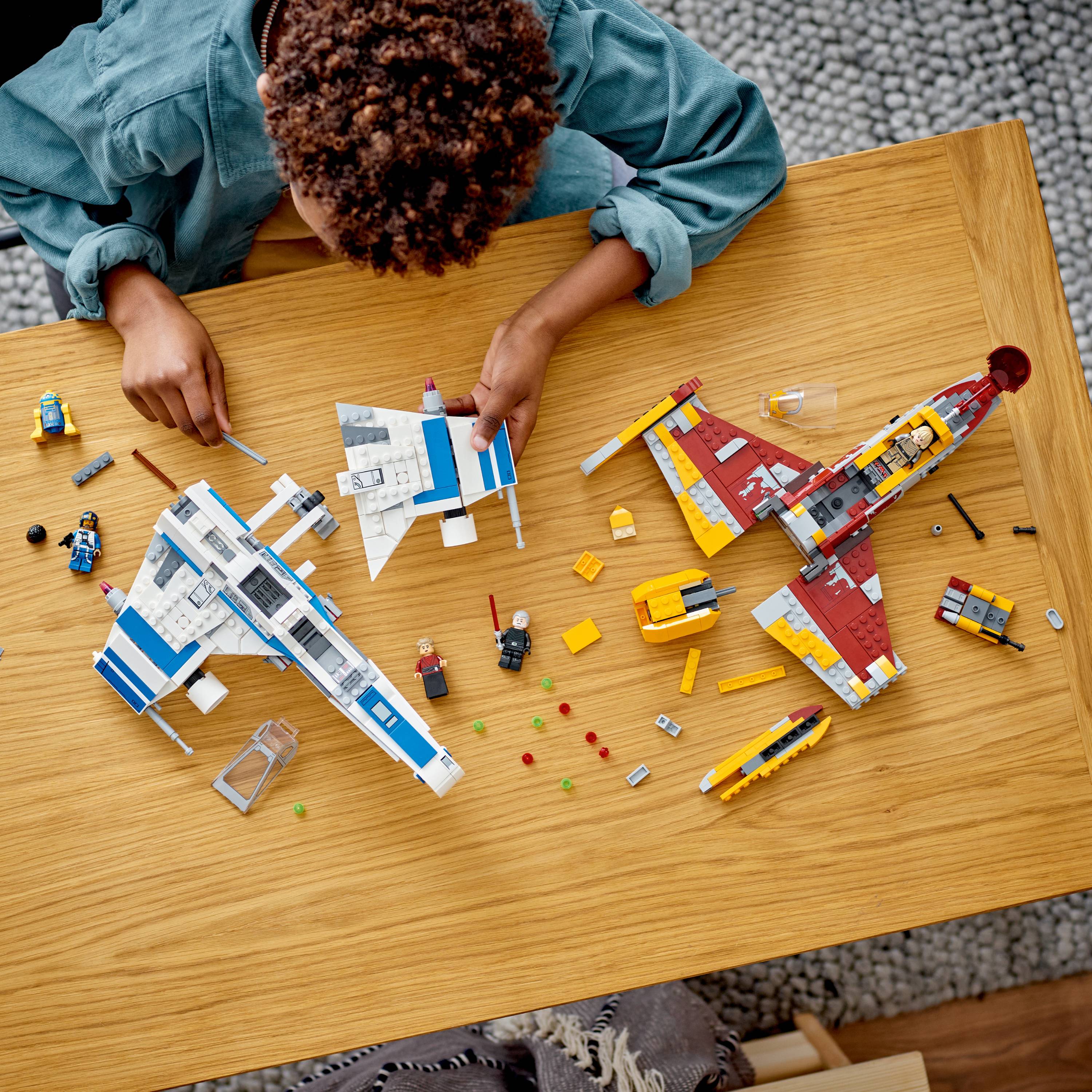 Miniatura LEGO Star Wars - E-Wing da Nova República™ vs. Caça Estelar de Shin Hati™