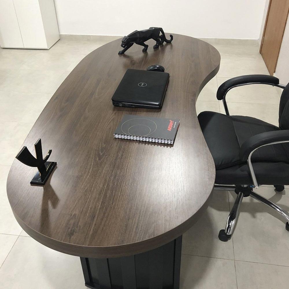 Mesa Para Escritório com Curvas Orgânicas, Pés Ripados e Tampo Tamburato Diretor 2 Metros Artany Charuto/Preto