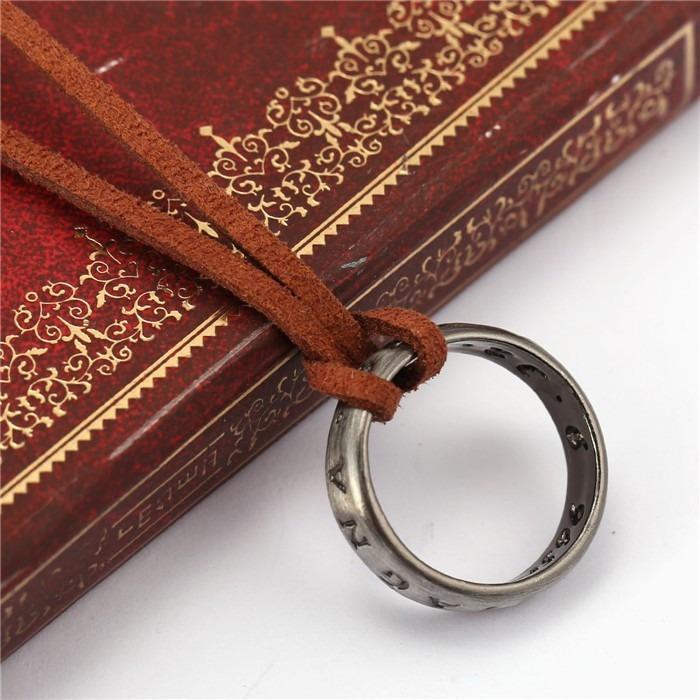 Miniatura Anel Colar Nathan Drake Uncharted + Saco Veludo - No Brasil