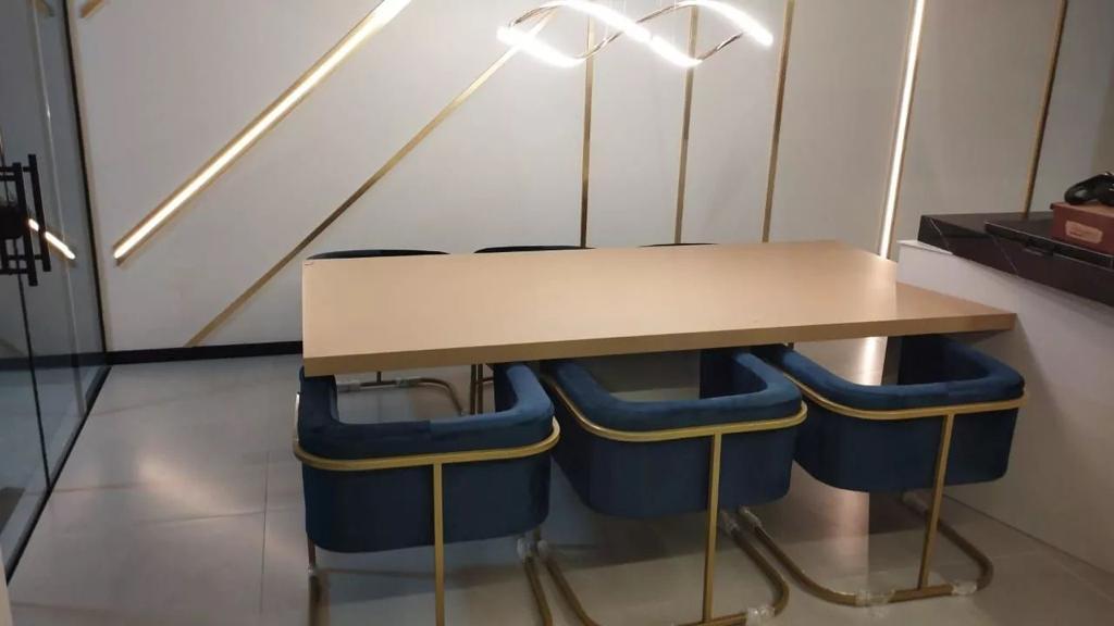 Poltrona Betina - Base Quadrada Dourada - Marrom