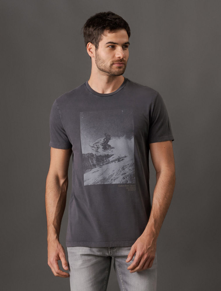 Miniatura Camiseta Masculina Snow Mobile Calvin Klein Jeans - Chumbo Camiseta Masculina Snow Mobile Calvin Klein Jeans Chumbo g