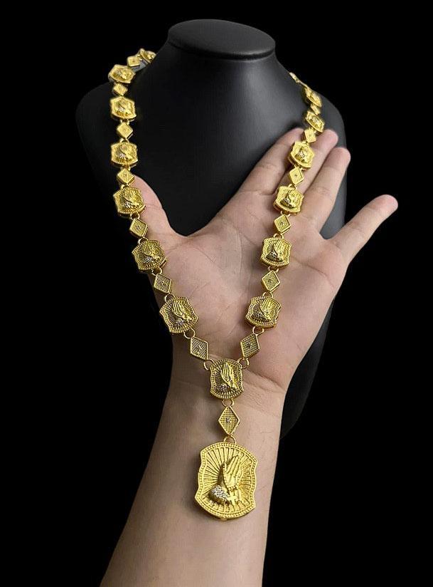 Miniatura Cordão Poze Mão Orando + Pingente Cravejado Banhado A Ouro