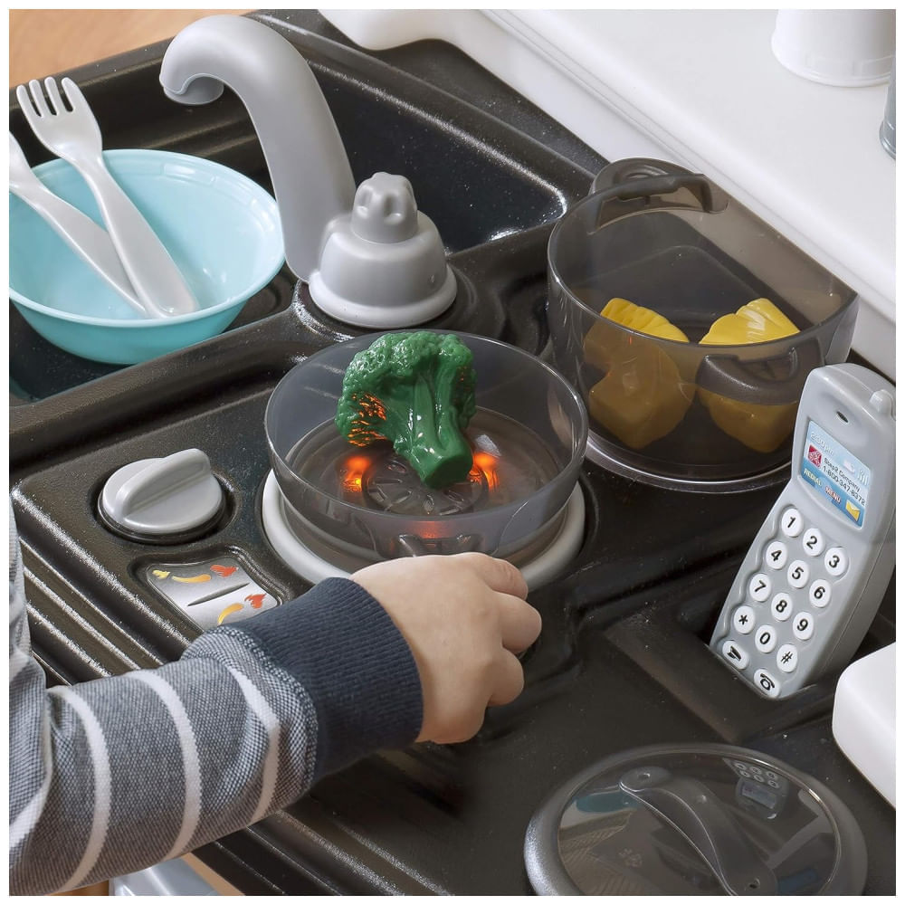 Cozinha Infantil, Brinquedo Interativo com Luzes e Sons, Plástico Durável, 20 Acessórios, Para Crianças a Partir de 2 Anos, Step2, Cor Areia 110v