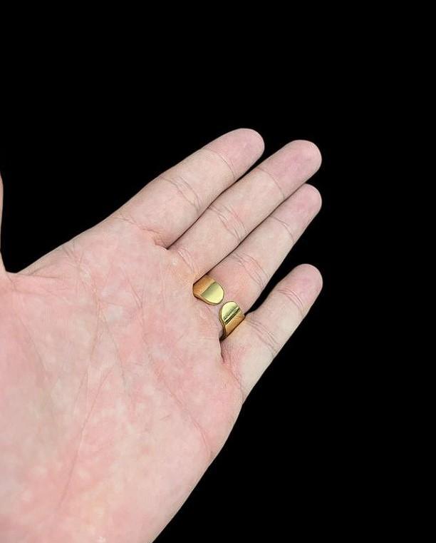 Miniatura Anel Letra Regulável - Banhado A Ouro 18K