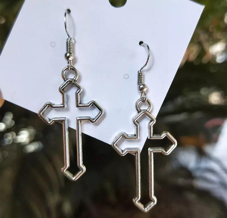Brinco Prateado Pingente Crucifixo Cruz