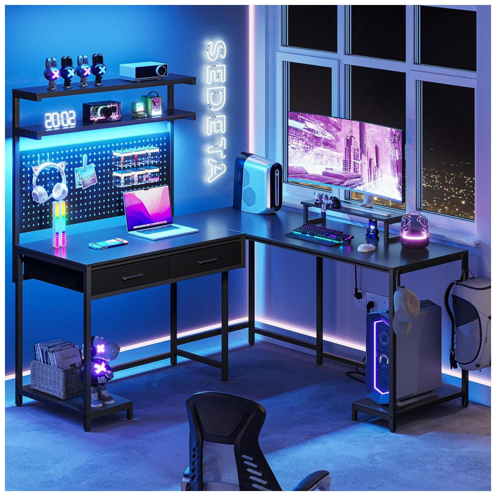 Miniatura Mesa Gamer em Formato de L com Luz LED, Suporte para Monitor, Prateleiras de Armazenamento, Tomadas, Painel Perfurado e Gavetas, 110V, SEDETA, Preto 110v