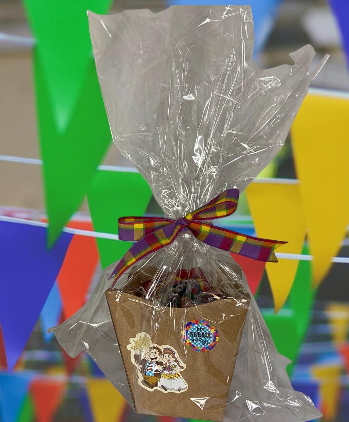 Miniatura Cesta Cachepot Doces Festa Junina Para 1 Pessoa Com 17 Itens