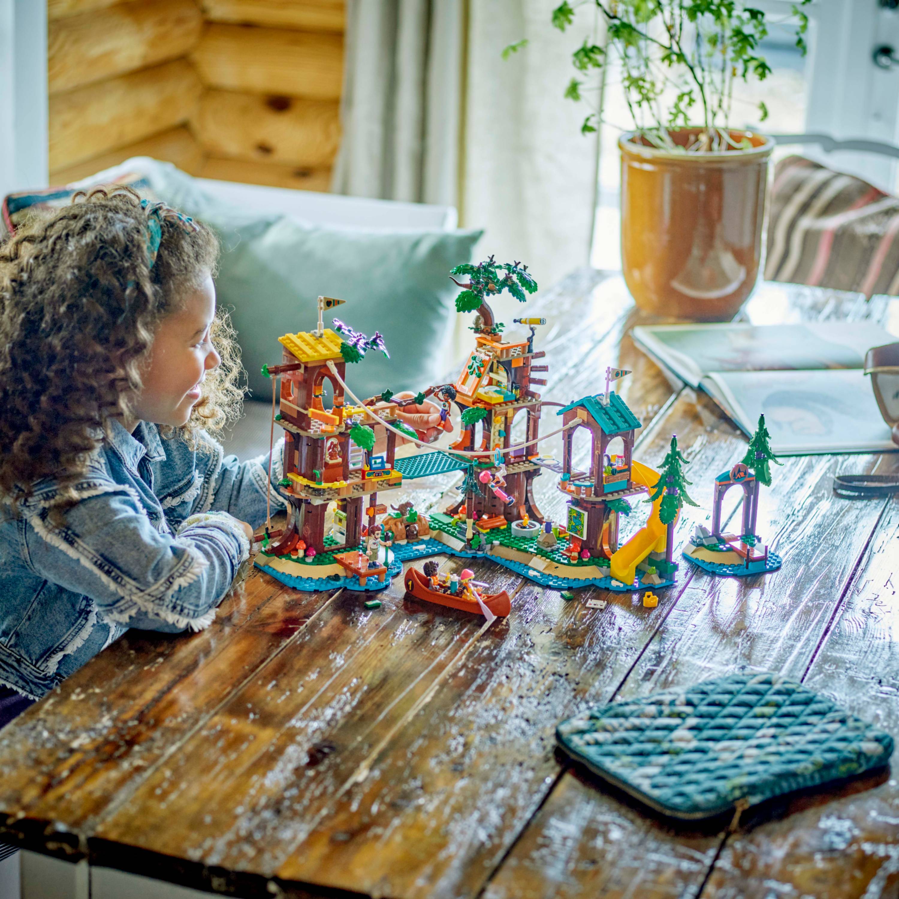 Miniatura LEGO Friends - Casa na árvore do acampamento de aventura