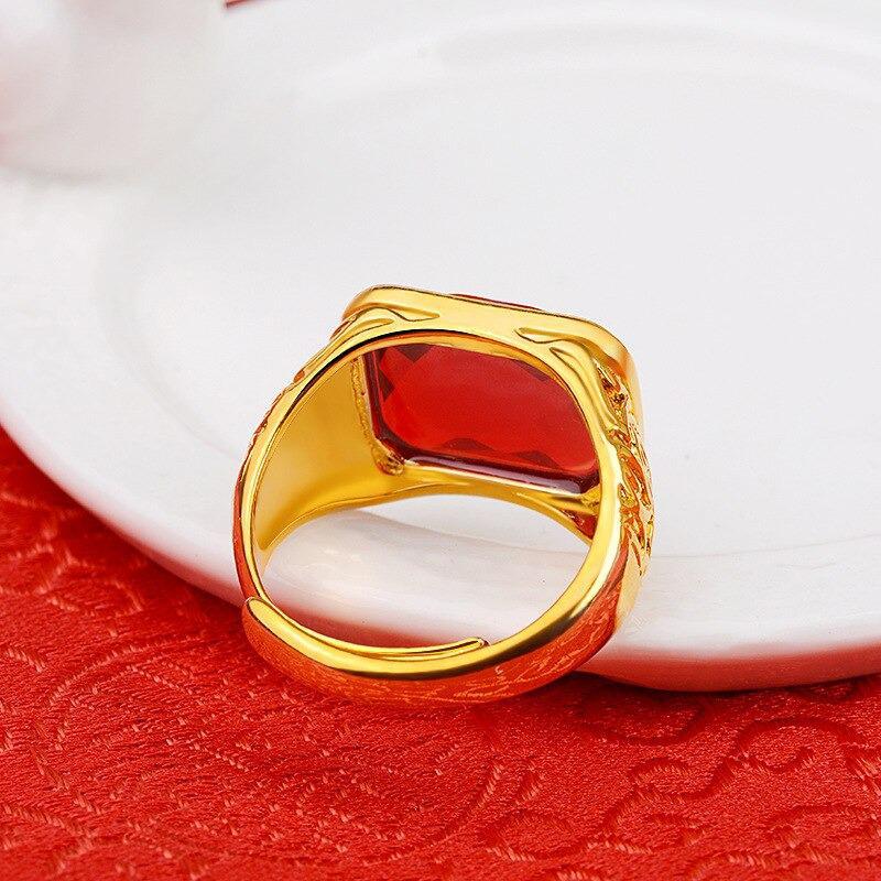 Miniatura Anel Masculino Dourado Pedra Vermelha Banhado Ajustável