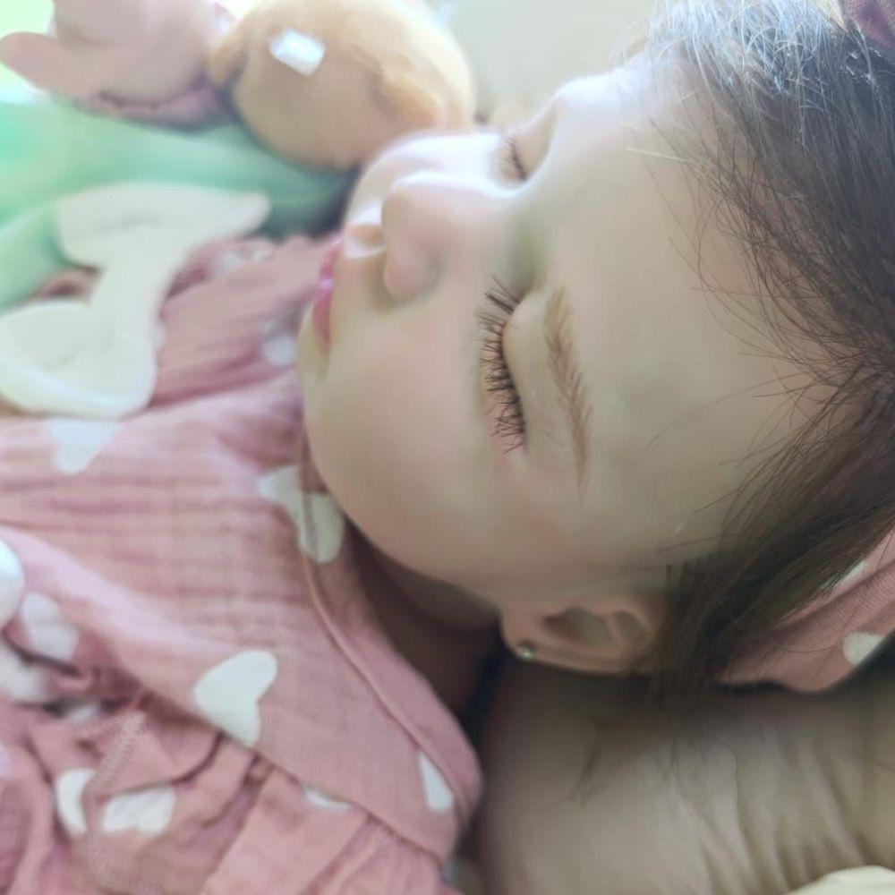 Miniatura Bebê Reborn Menina Artesanal Olhos Fechados Toda De Silicone De Vínil Macia