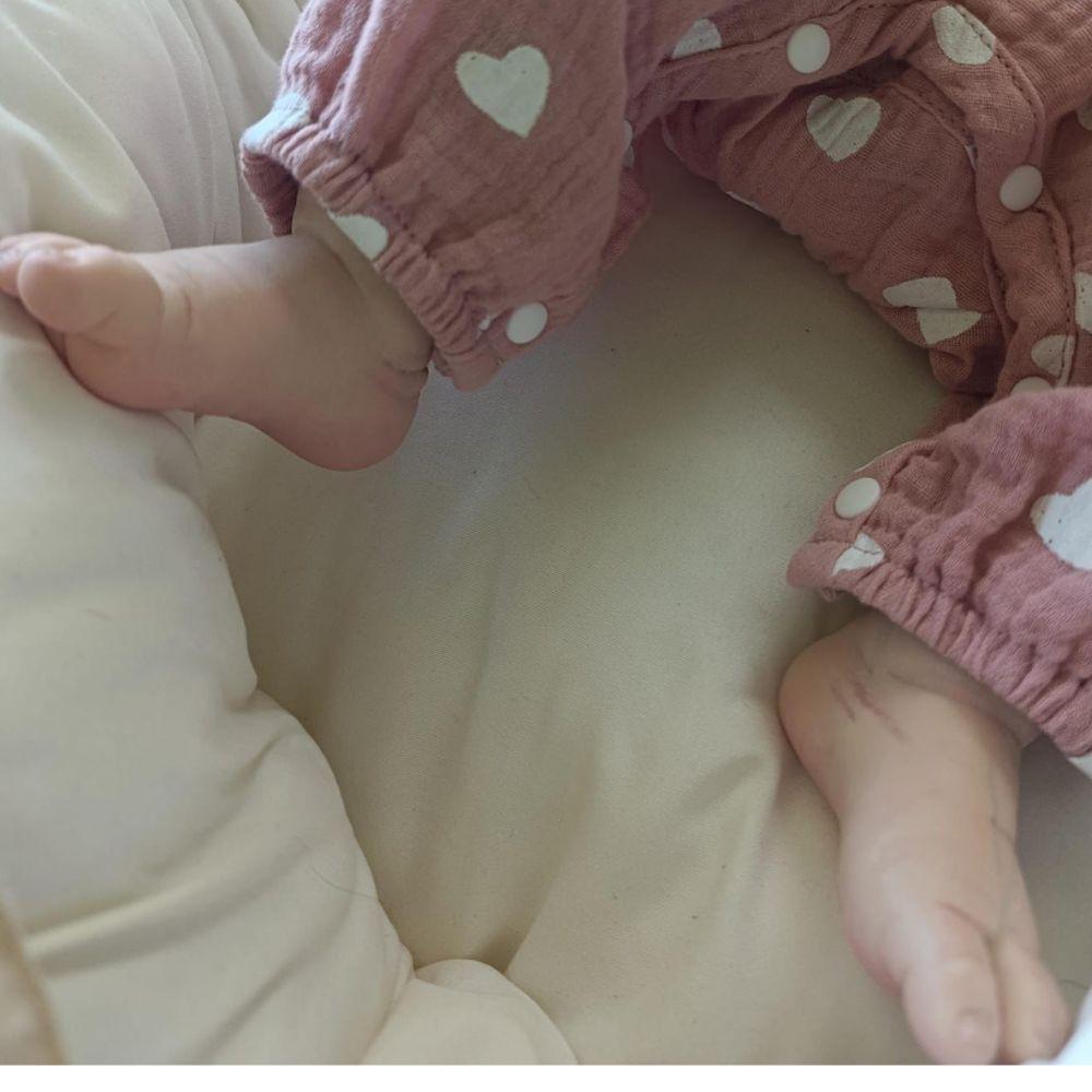 Miniatura Bebê Reborn Menina Artesanal Olhos Fechados Toda De Silicone De Vínil Macia