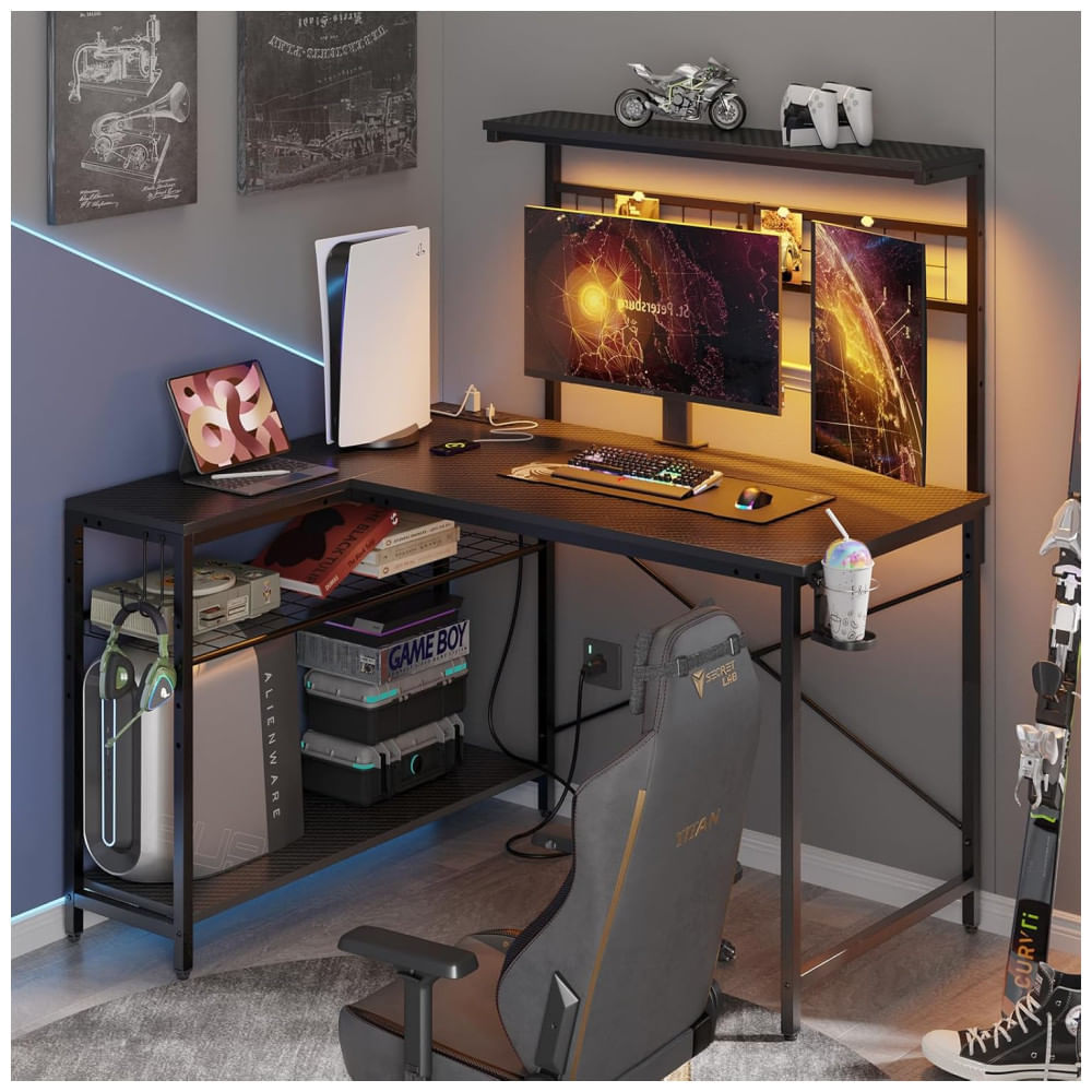 Miniatura Mesa Gamer de Fibra de Carbono, 42" 106 cm com Gancho para Fone de Ouvido, Luz LED, Porta-Copos, Tomadas, Mesa de Canto Reversível e Prateleiras, 110v