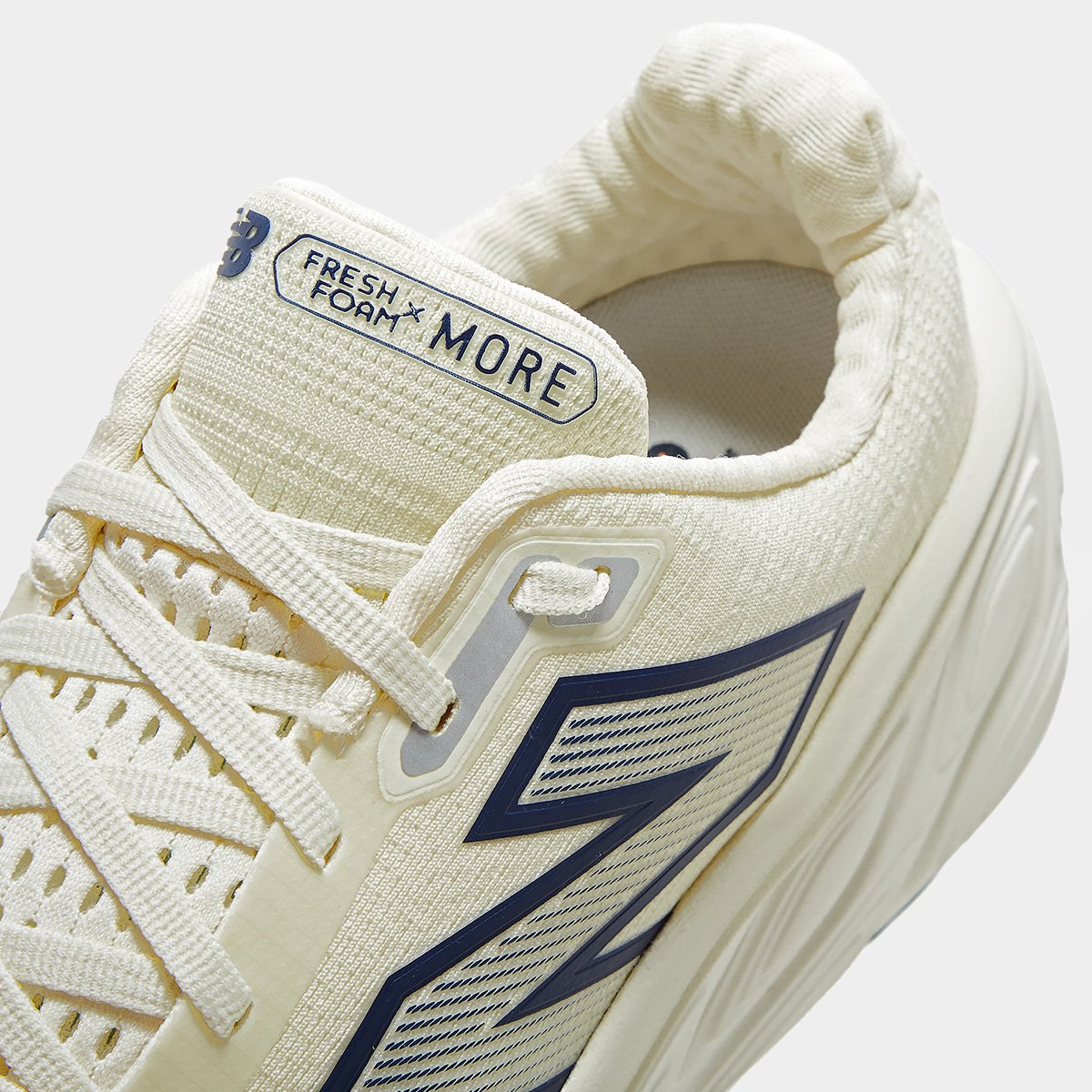 Tênis New Balance Fresh Foam X More V5 Masculino Bege+Marinho - 38