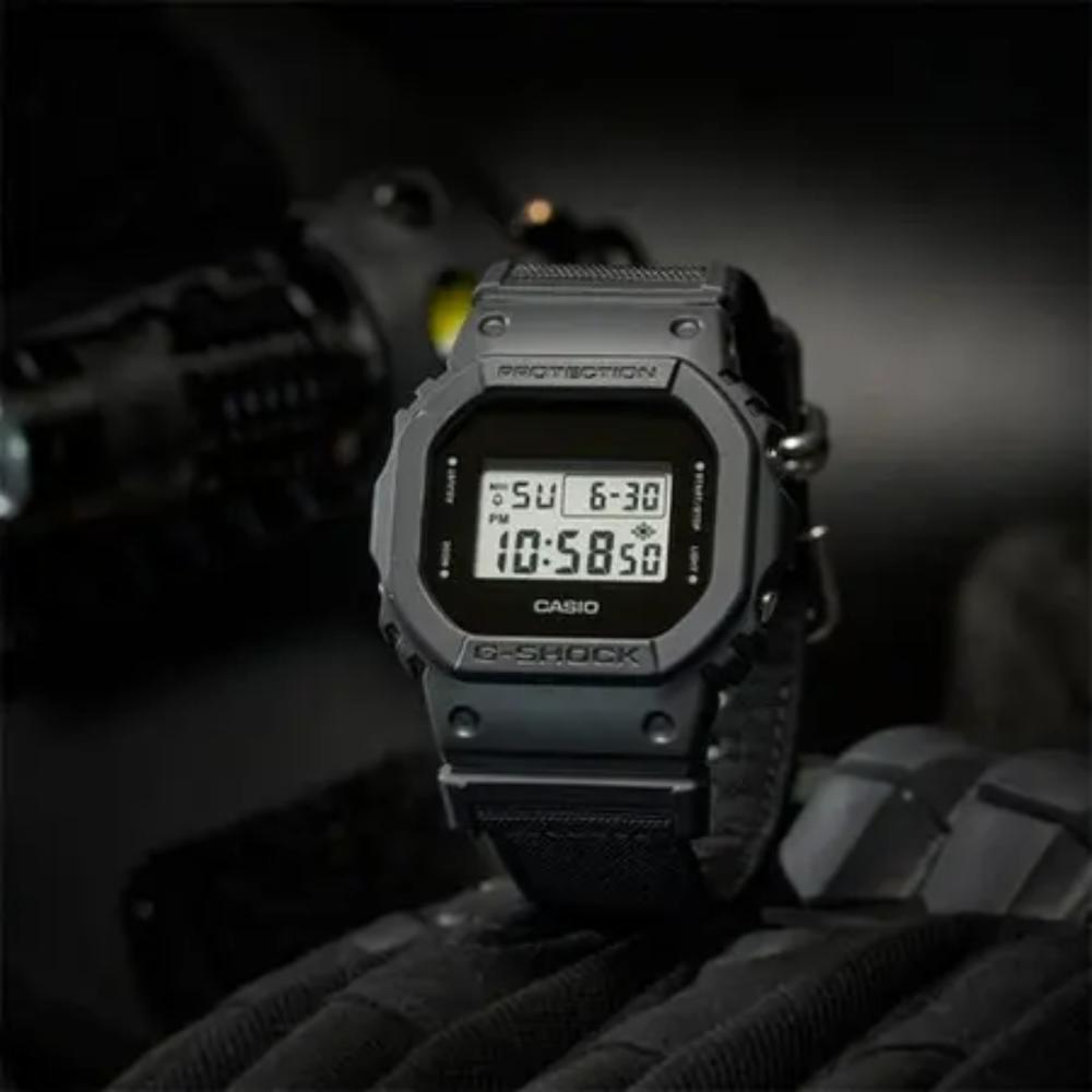 Miniatura Relógio Casio G-Shock DW-5600BCE-1DR Pulseira em Cordura