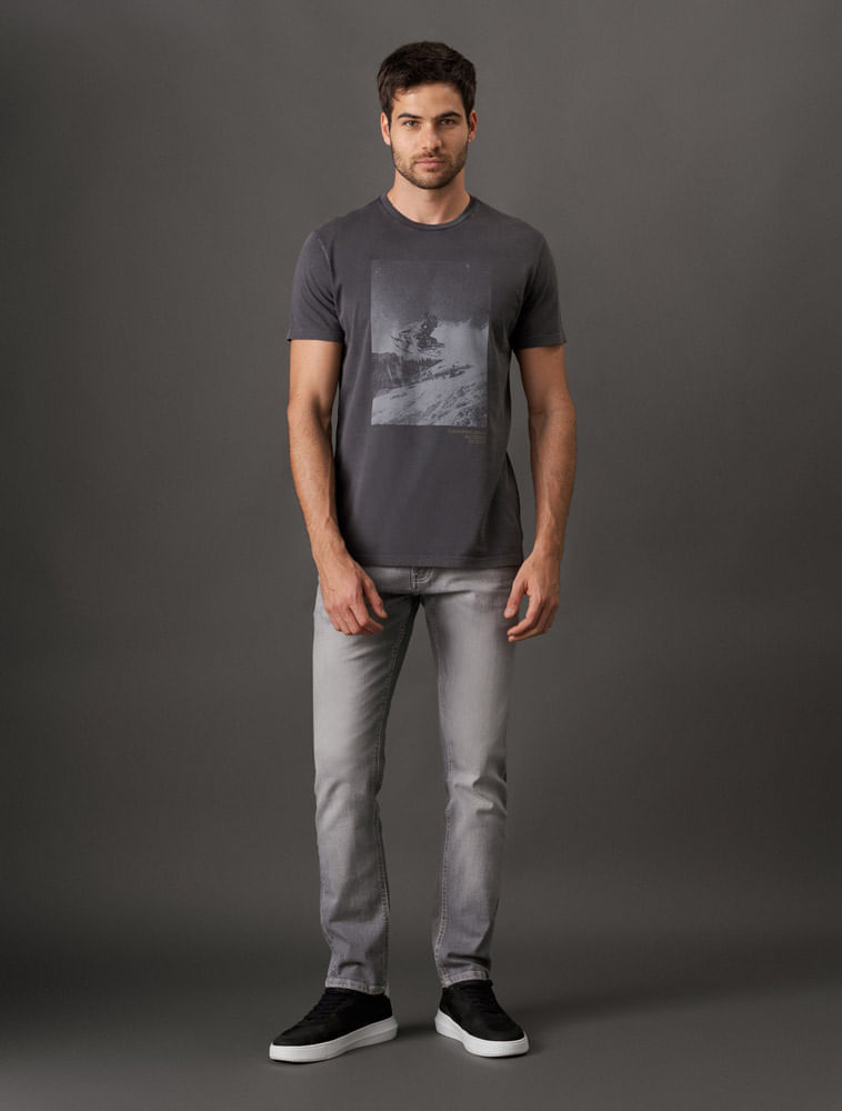 Camiseta Masculina Snow Mobile Calvin Klein Jeans - Chumbo Camiseta Masculina Snow Mobile Calvin Klein Jeans Chumbo g