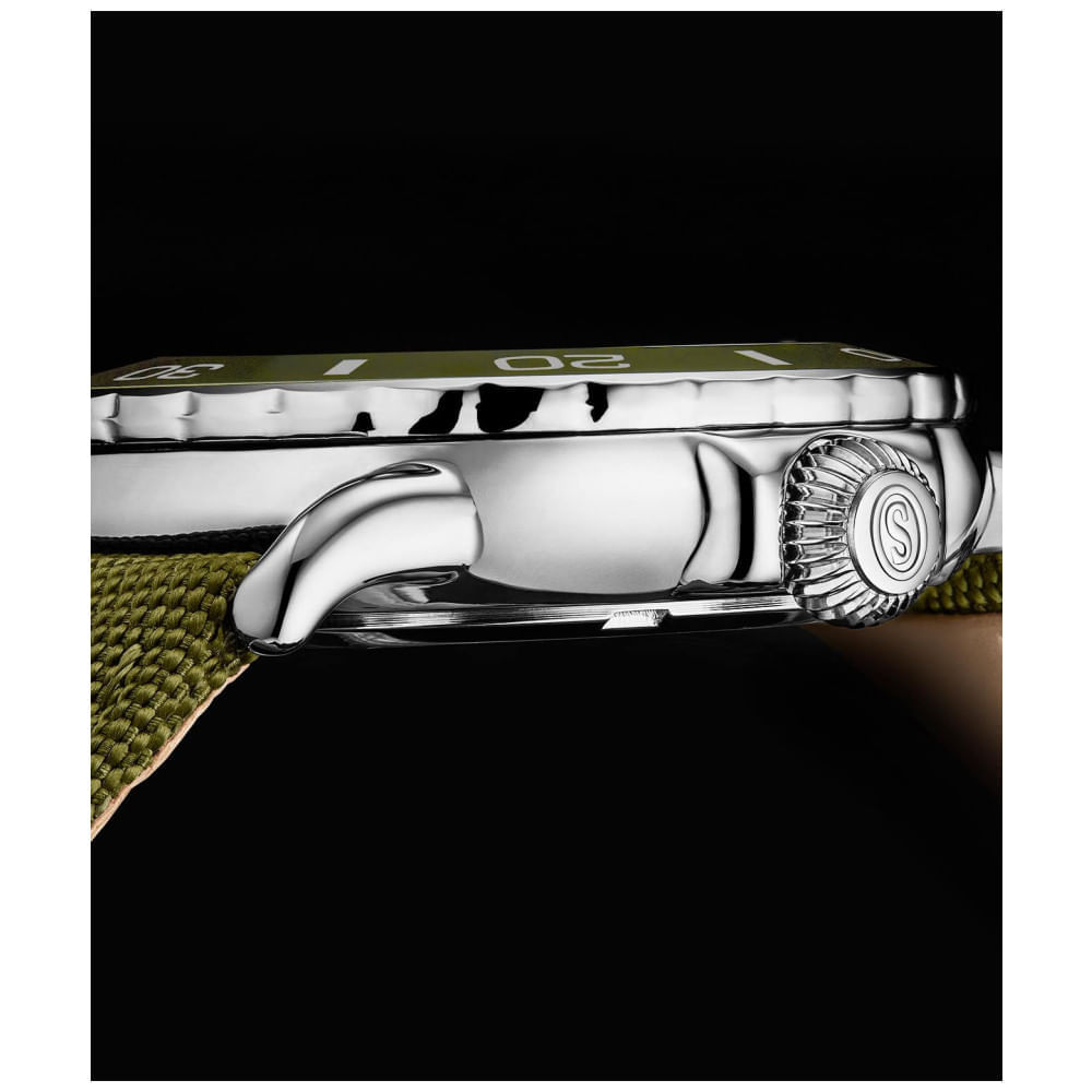 Miniatura Relgio Voyager 4049 com mostrador e pulseira verde de 44mm e moldura combinando, da marca Stuhrling.