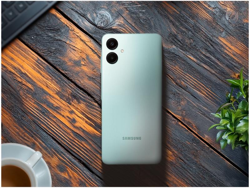 Smartphone Samsung Galaxy A06 128GB 4GB RAM Verde Claro 6,7" Câm. Dupla + Selfie 8MP